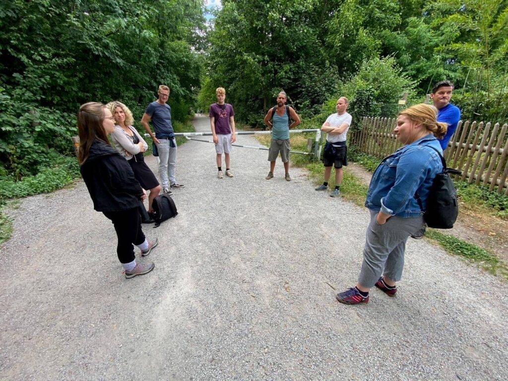 Team der Daniel Schlegel Umweltstiftung beim Wildnistracking im Grunewald unter Anleitung von Wildnismentor Rüdiger.
