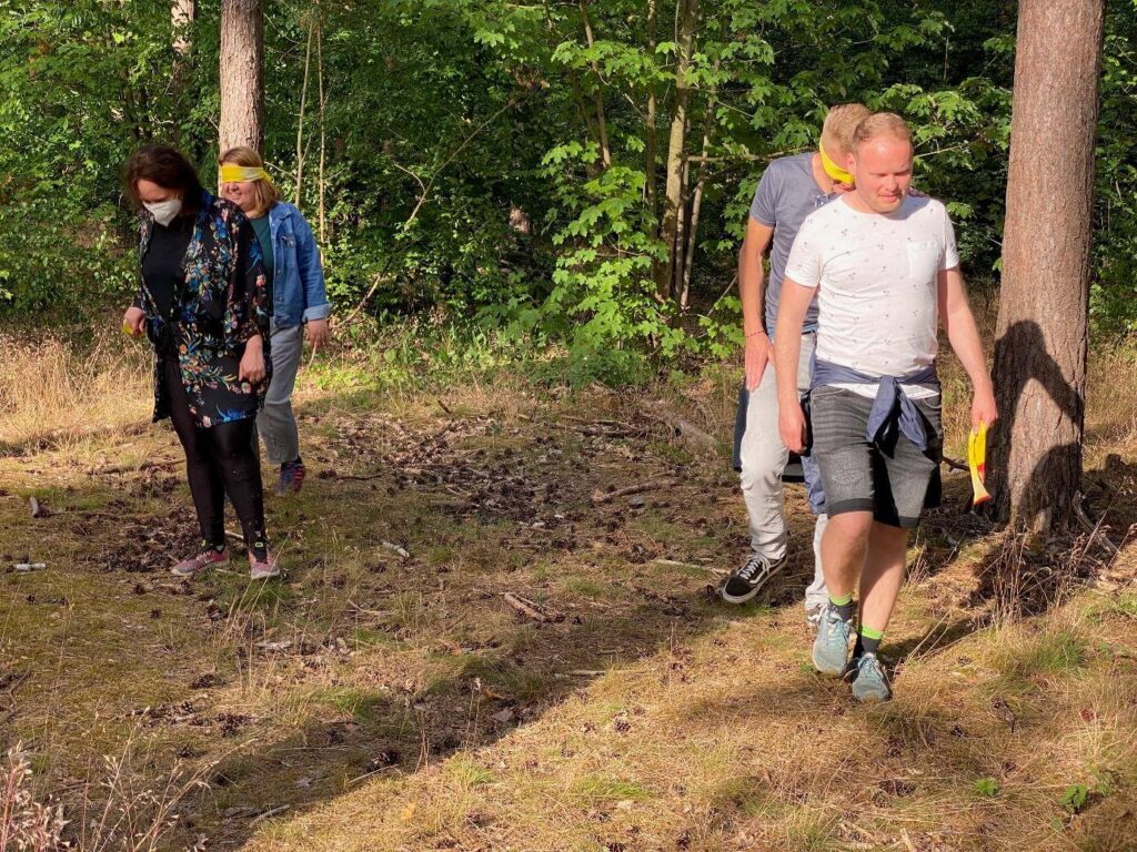 Mitglieder der Daniel Schlegel Umweltstiftung beim Wildnistracking im Grunewald.
