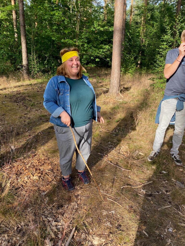 Gruppenmitglieder der Daniel Schlegel Umweltstiftung nehmen an einer Wildnistracking-Aktivität im Grunewald teil.