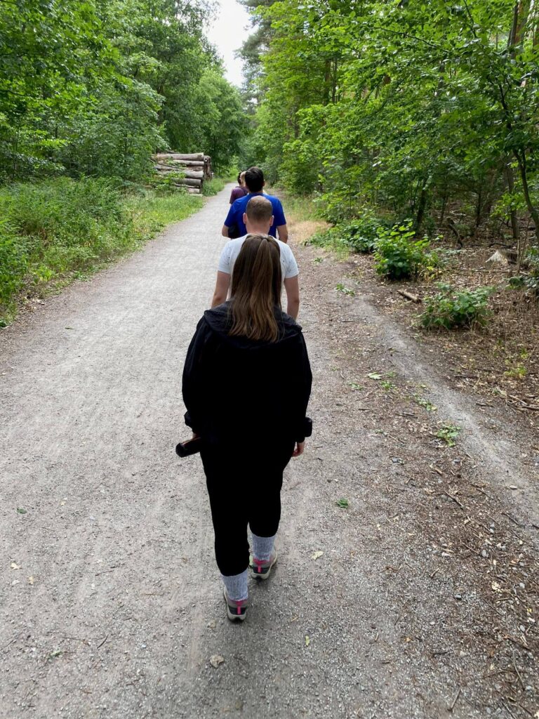 Teilnehmer der Daniel Schlegel Umweltstiftung beim Wildnistracking im Grunewald, Berlin