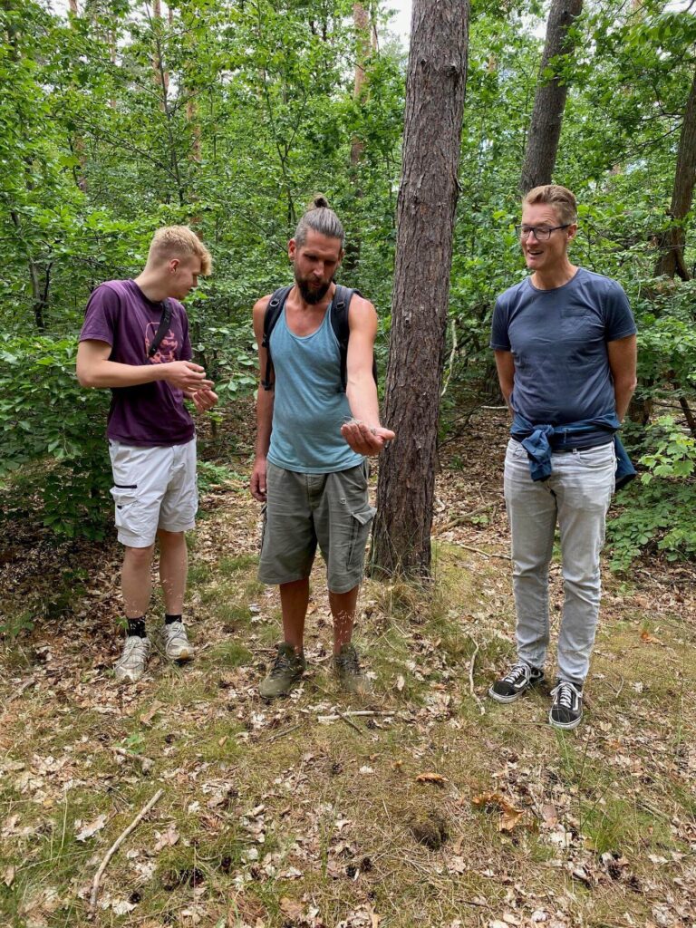 Teilnehmer der Daniel Schlegel Umweltstiftung beim Wildnistracking im Grunewald.