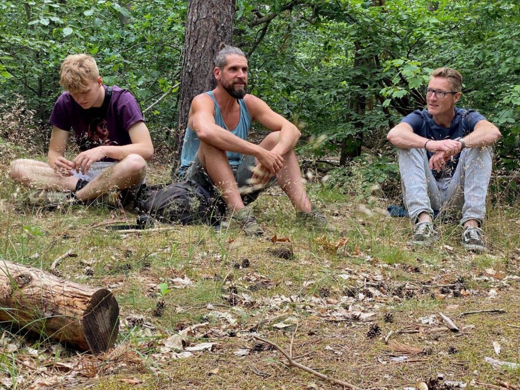 Mitglieder der Daniel Schlegel Umweltstiftung beim Wildnistracking im Grunewald mit Wildnismentor.